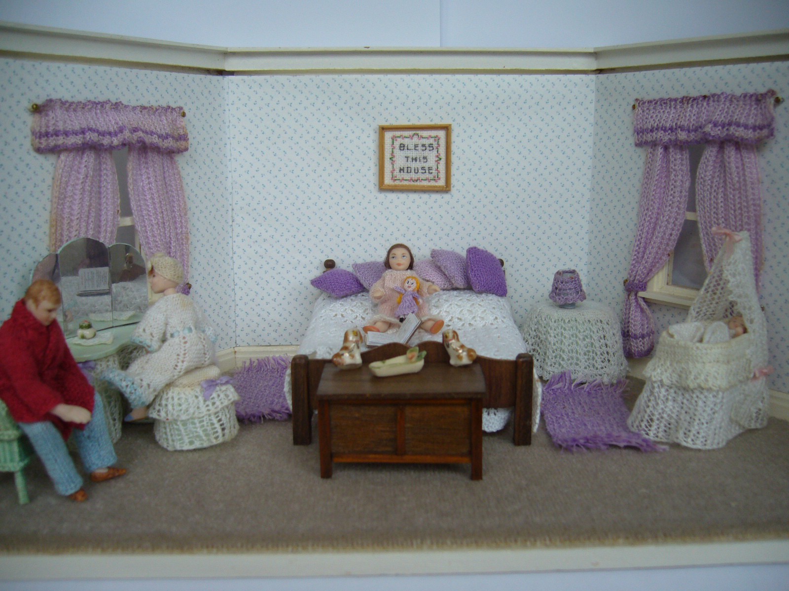 LR67 - 1/24th Scale Items and Clothing for the Bedroom