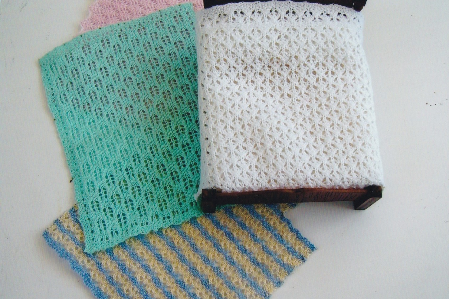 LR66 - 4 Bedspreads for the 1/24th Doll's House