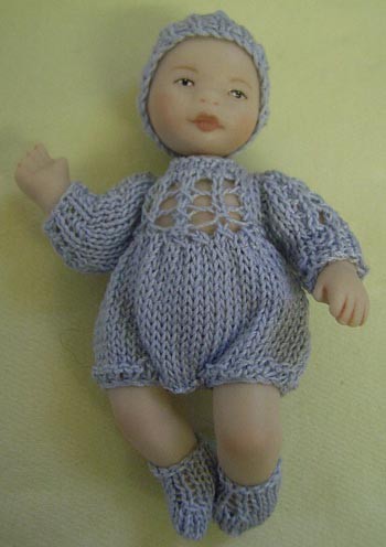 TT68 - Romper suit outfit for a 2" doll