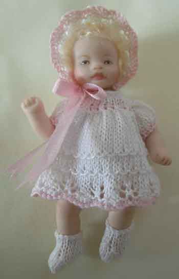 TT69 - Dress, bonnet outfit for a 2" doll